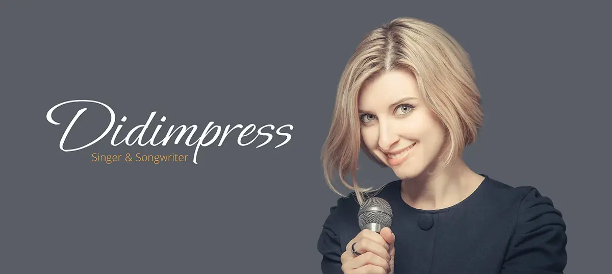 Didimpress – Sängerin & Songwriterin, mit Mikrofon